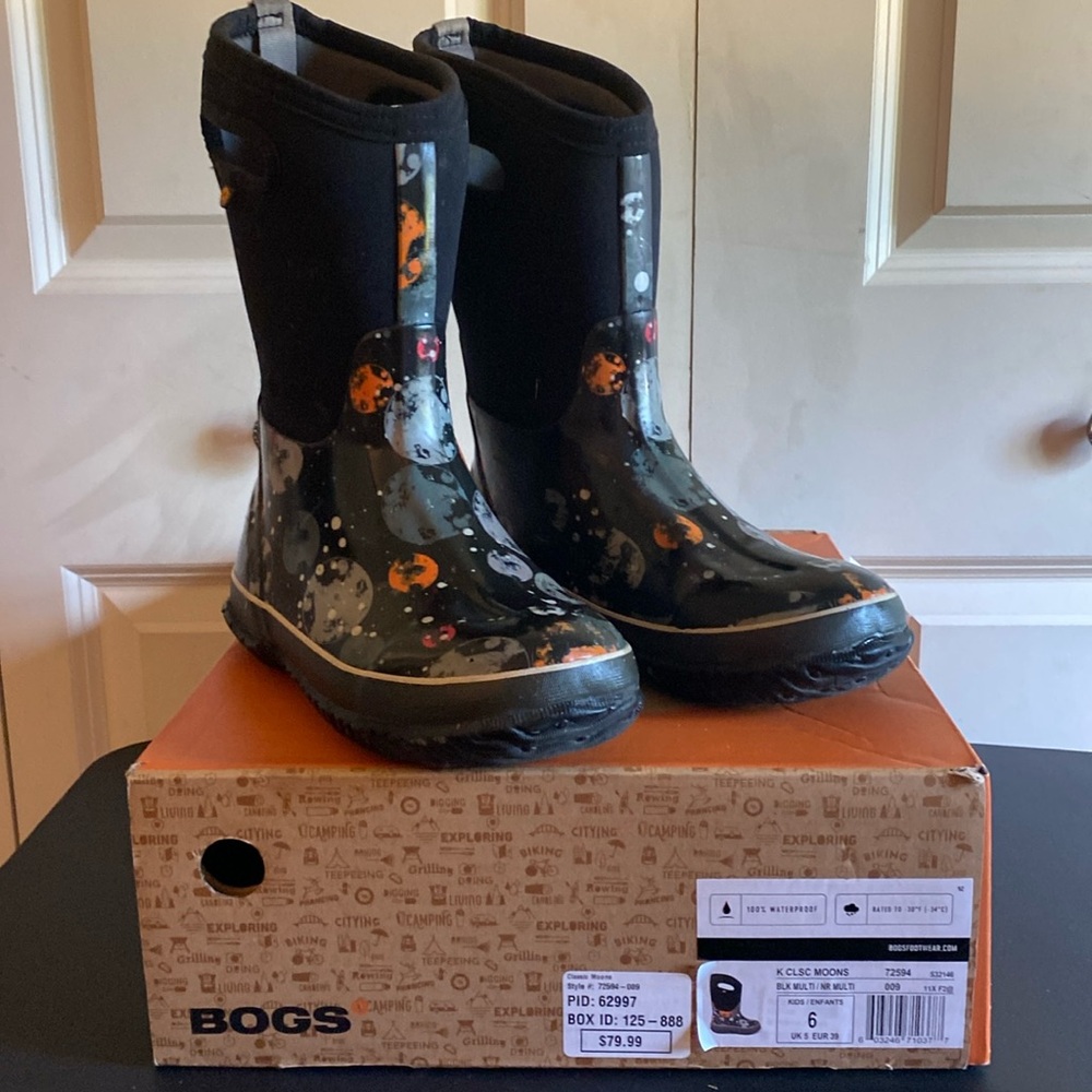 Bogs - moon black multi color rain/snow boots. Youth size 6 Euro size 39